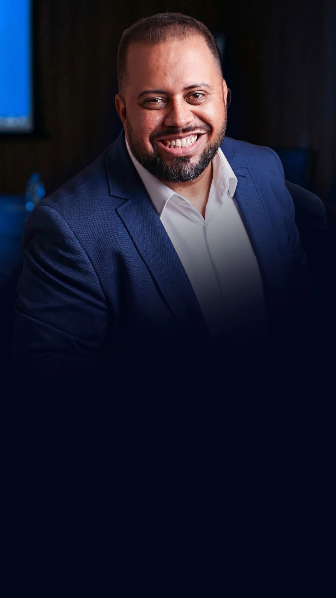 Daniel Robles sorridente, de blazer azul e camisa branca